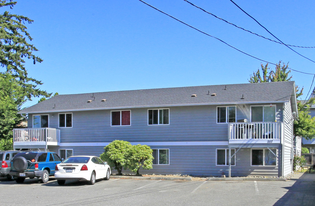 207 Dorn Ave in Everett, WA - Foto de edificio