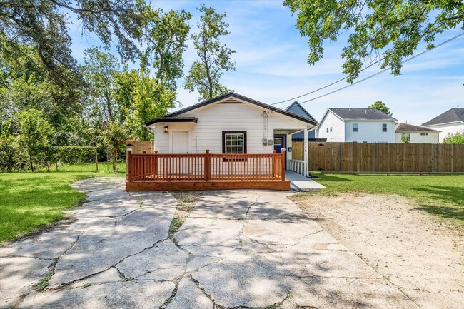 property at 716 E 40th St