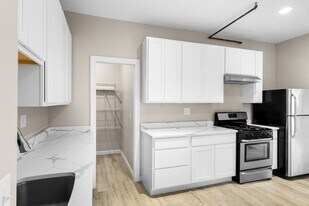 1105 E Genesee St in Syracuse, NY - Building Photo