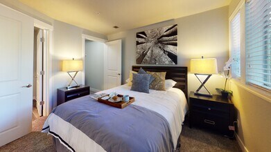 Overlook at Lakemont in Bellevue, WA - Building Photo - Building Photo