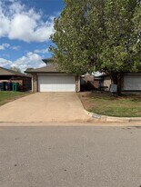 10121 Birkenhead Ct in Yukon, OK - Building Photo