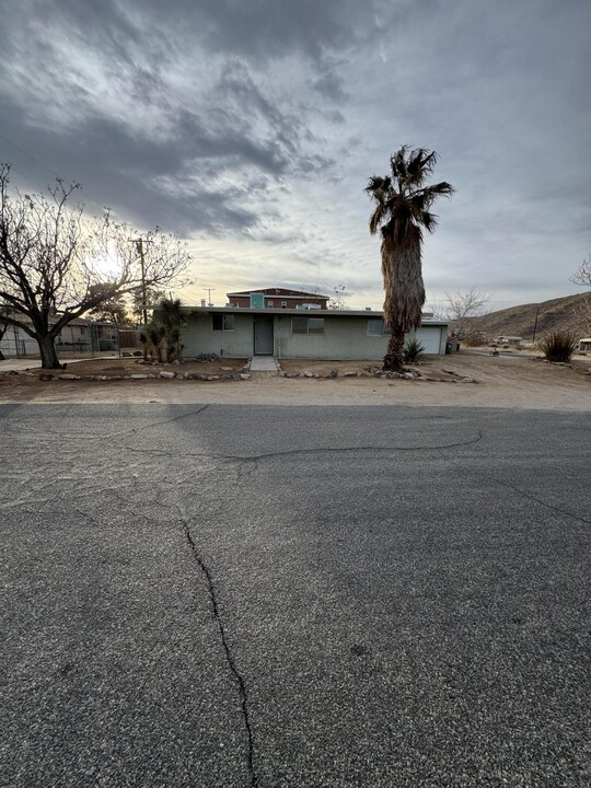 5958 El Reposo St in Joshua Tree, CA - Building Photo