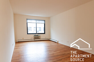 541 W Roscoe St, Unit 576 in Chicago, IL - Building Photo - Building Photo