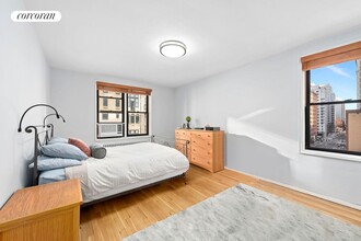 30 E 9th St in New York, NY - Building Photo - Building Photo