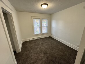 1103 University Pl, Unit C in Burlington, IA - Building Photo - Building Photo