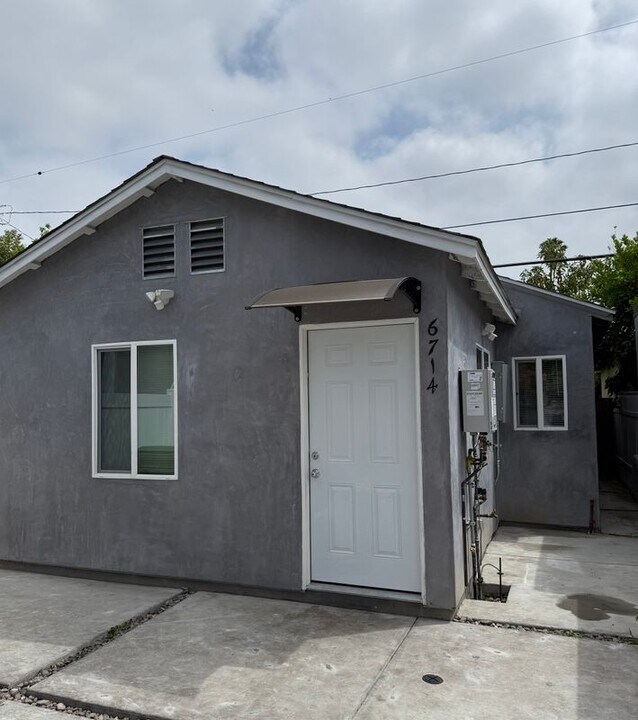 6714 Etiwanda Ave in Los Angeles, CA - Building Photo