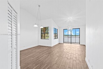 15569 Miami Lakeway N, Unit 20516 in Miami Lakes, FL - Foto de edificio - Building Photo