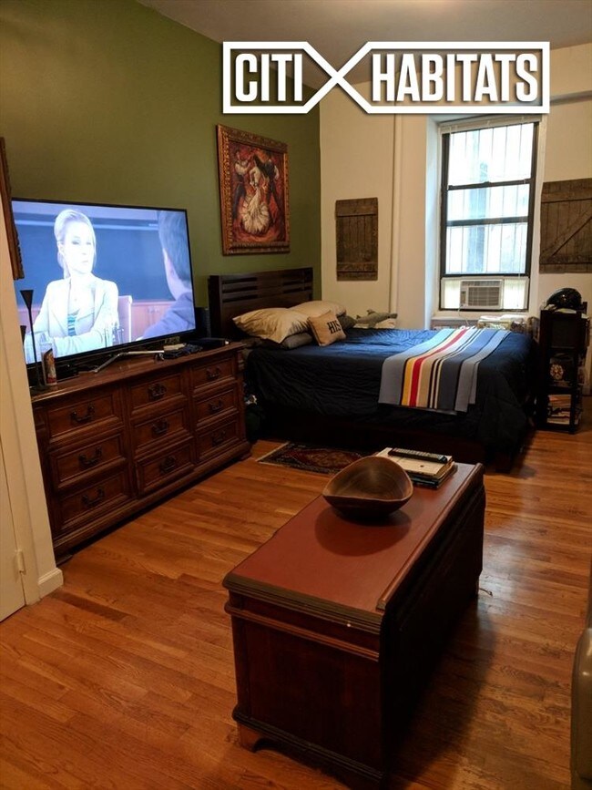 309 W 72nd St-Unit -1C in New York, NY - Building Photo - Building Photo