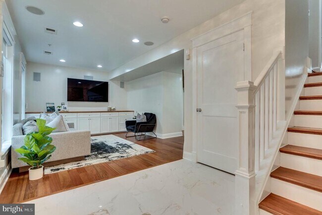 property at 820 W Glebe Rd