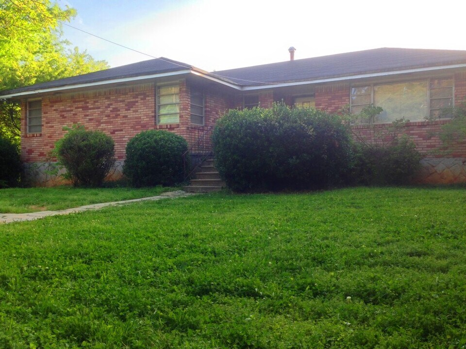 529 S Hairston Rd in Stone Mountain, GA - Building Photo