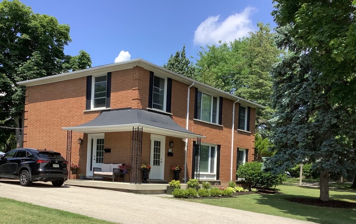 1356 Charles Dr in Burlington, ON - Building Photo