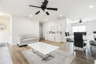 13877 Graber Ave in Sylmar, CA - Foto de edificio - Building Photo