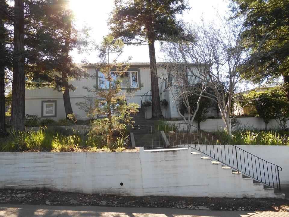2208 Vista Ave in Redding, CA - Building Photo
