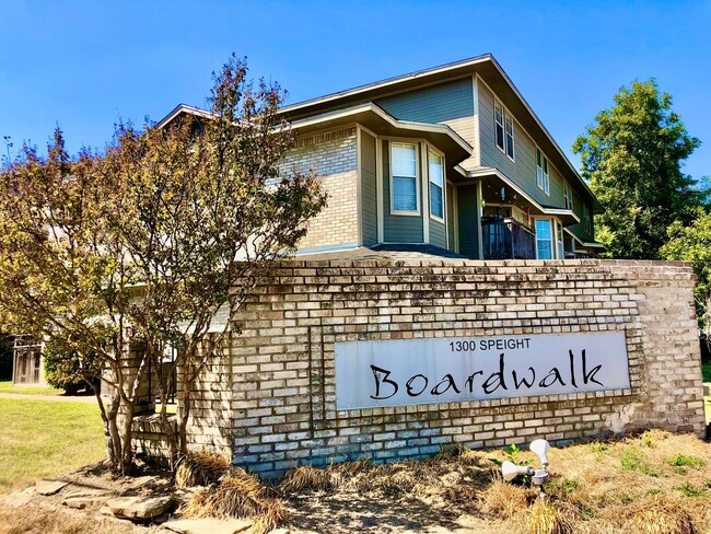 1327 Speight Ave in Waco, TX - Foto de edificio - Building Photo