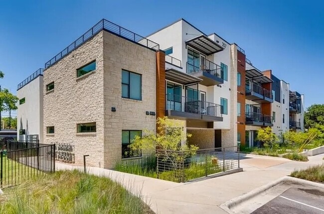 property at 207 W Johanna St