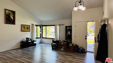 6479 Bradley Pl in Los Angeles, CA - Building Photo - Building Photo