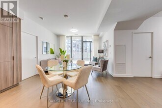 11 Wellesley St W in Toronto, ON - Building Photo - Building Photo