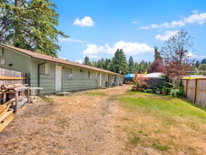 12828 Bridgeport Way SW in Lakewood, WA - Building Photo - Building Photo