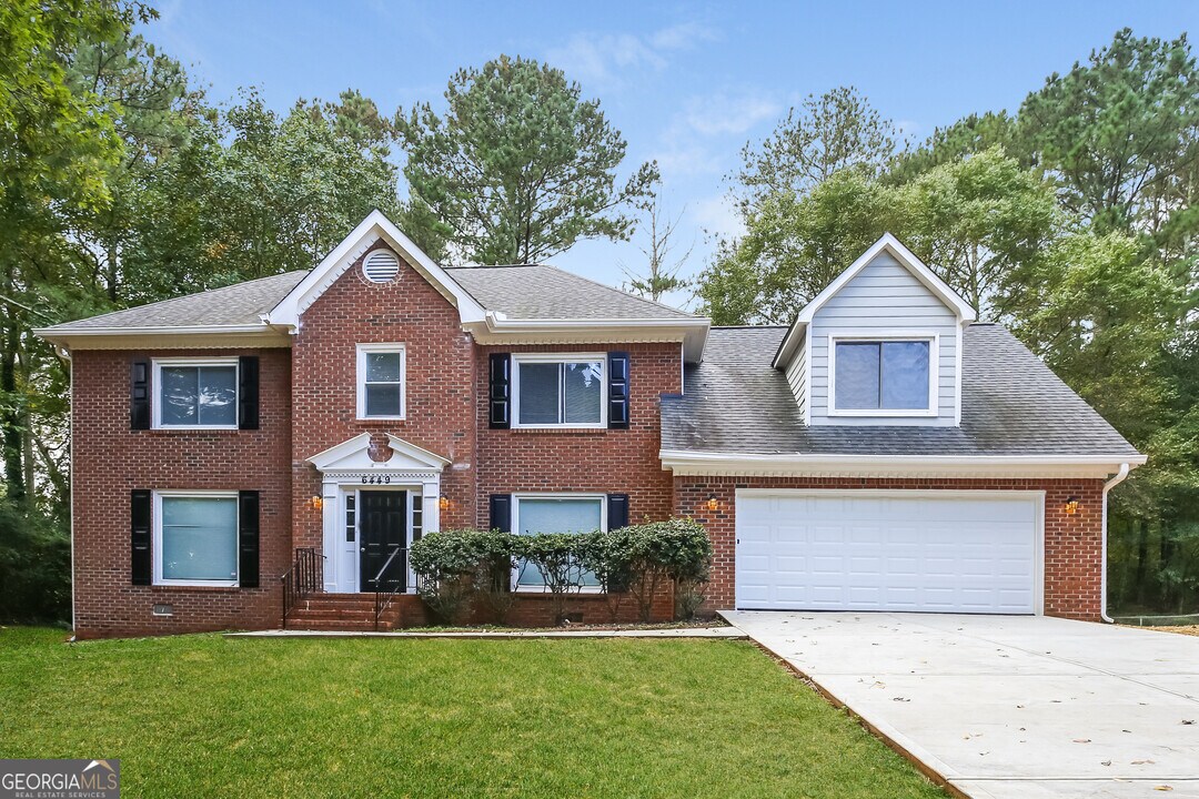 6449 Laural Bend in Stone Mountain, GA - Building Photo