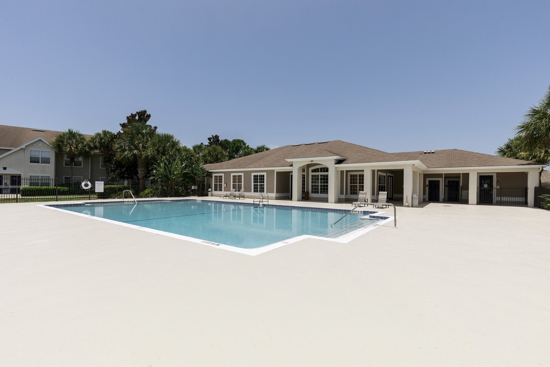 Centre Court Apartments in Bradenton, FL - Building Photo