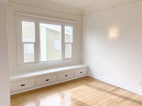 25 Falcon Ave, Unit B in Long Beach, CA - Building Photo - Building Photo