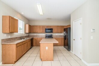 2300 Justin Lake Dr in Jacksonville, FL - Building Photo - Building Photo