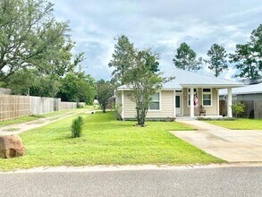 210 Pines St in Niceville, FL - Building Photo - Building Photo