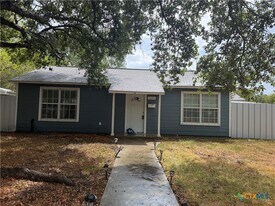2201 E Colorado St in Victoria, TX - Building Photo
