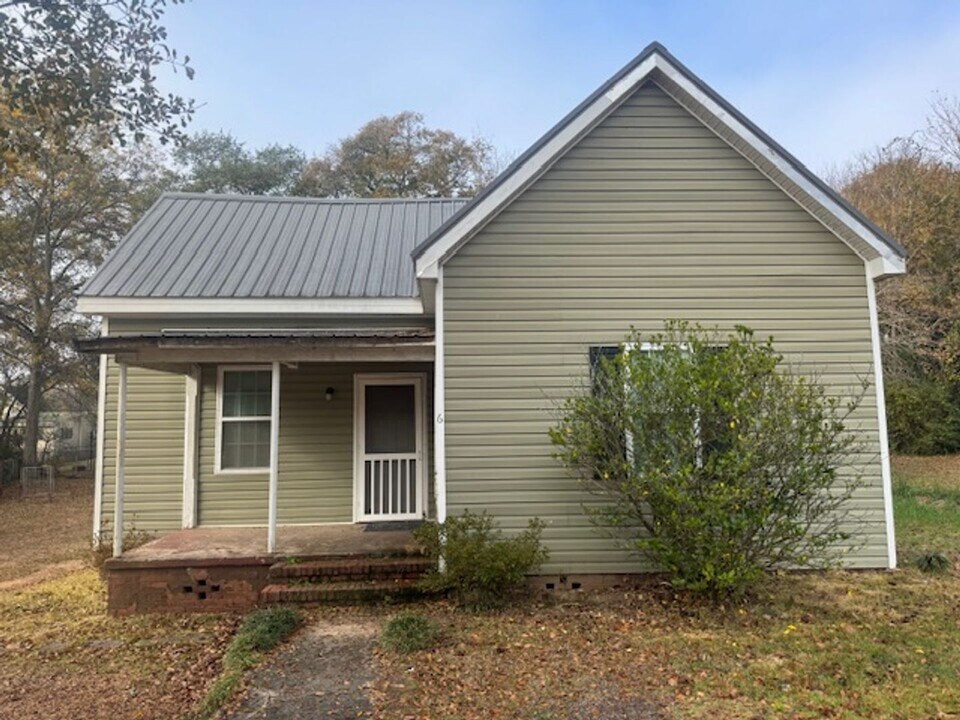 6 Barry Ave in Lagrange, GA - Building Photo