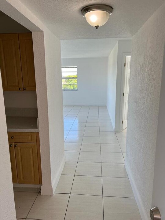 1095 W 77th St in Hialeah, FL - Building Photo