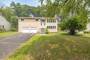 37 Windsor Ln in Greenwich, CT - Building Photo