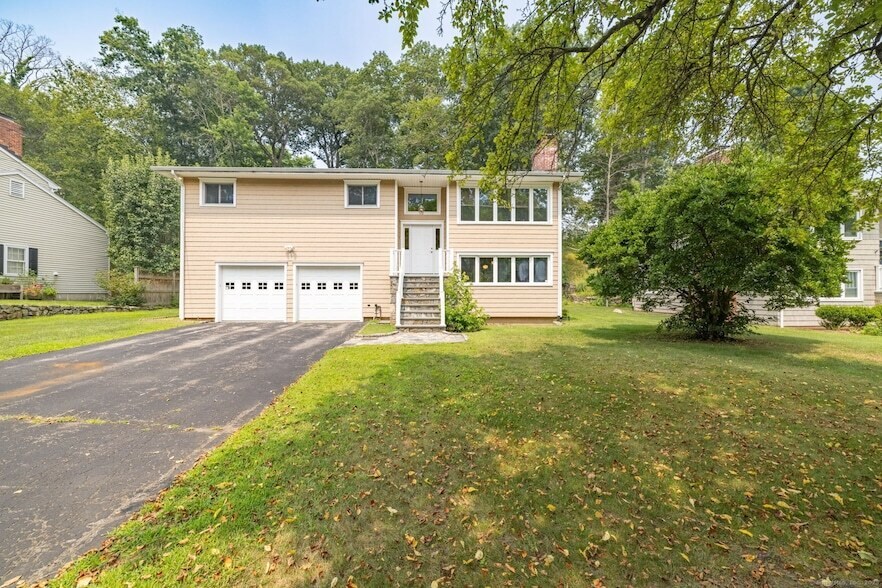 37 Windsor Ln in Greenwich, CT - Building Photo