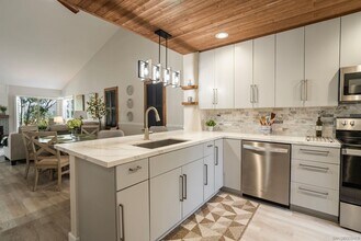 12242 Paseo Lucido in San Diego, CA - Building Photo - Building Photo