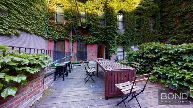 322 2nd Ave in New York, NY - Building Photo - Building Photo