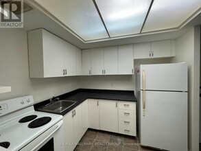555-555 Brittany Dr in Ottawa, ON - Building Photo - Building Photo