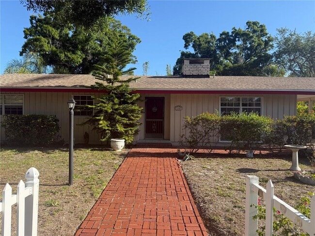 1827 Alta Vista St