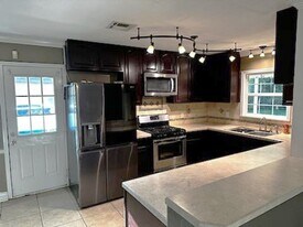 2625 E Cavett Dr in Shreveport, LA - Building Photo