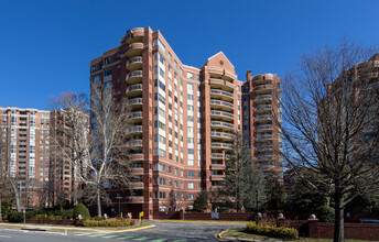 The Fallswood in North Bethesda, MD - Foto de edificio - Building Photo