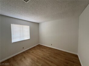 4940 Larkspur St in Las Vegas, NV - Building Photo - Building Photo