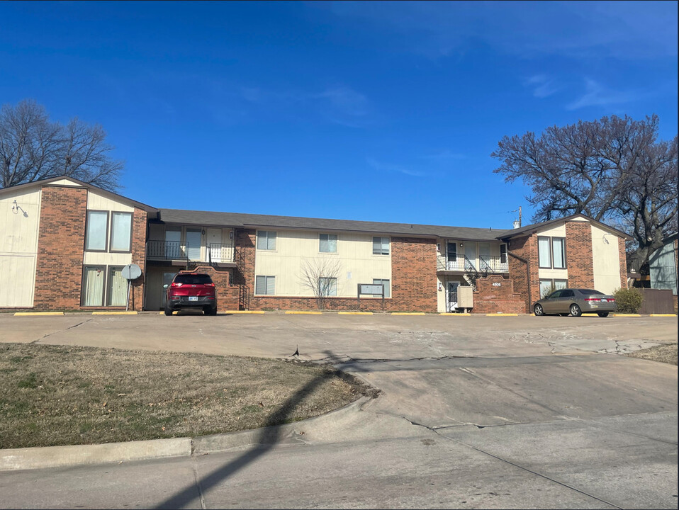 Golf Park in Wichita, KS - Building Photo