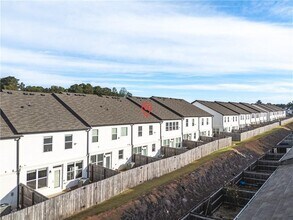 124 Auburn Wds Dr in Auburn, GA - Foto de edificio - Building Photo