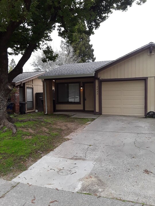 7433 Willowcreek Dr in Citrus Heights, CA - Building Photo