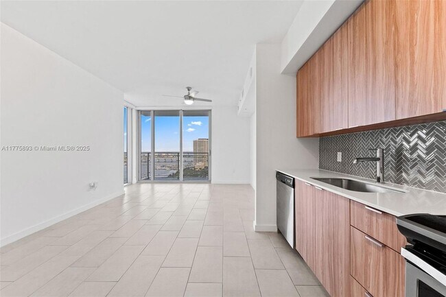 2150 N Bayshore Dr, Unit 2204 in Miami, FL - Building Photo - Building Photo