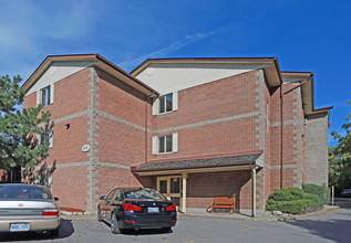 349 Queenston St in St Catharines, ON - Building Photo - Building Photo