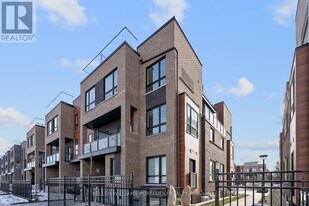 16 Lytham Grn Cir in Newmarket, ON - Building Photo