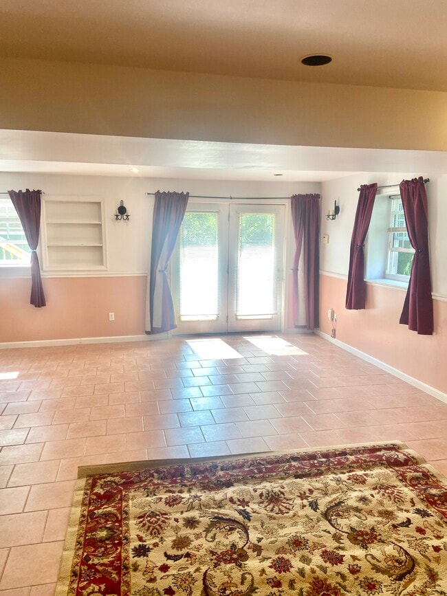 5811 Silk Tree Dr in Riverdale, MD - Foto de edificio - Building Photo