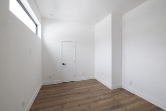 7801 Byron Ave in Miami Beach, FL - Building Photo - Interior Photo