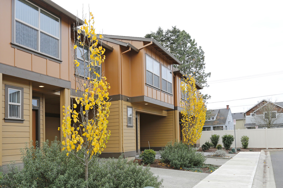 Alexander Rowhouses in Hillsboro, OR - Foto de edificio