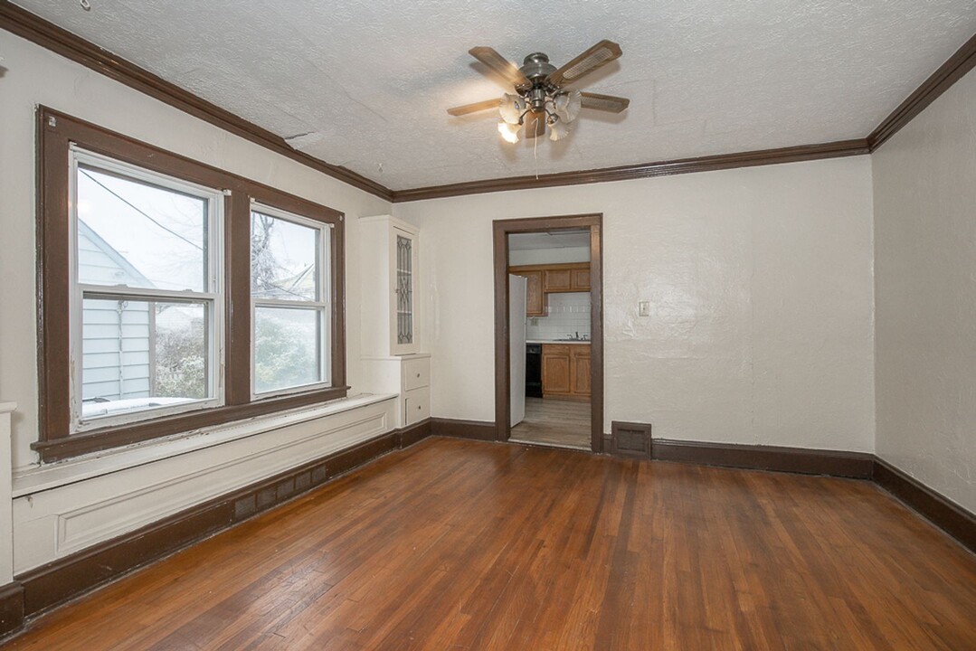 4913 E 85th St in Garfield Heights, OH - Foto de edificio