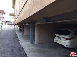 443 S Wilton Pl in Los Angeles, CA - Building Photo - Building Photo